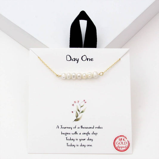 Gold-Dipped Linked Pearl Necklace: GDCRM / ONE SIZE
