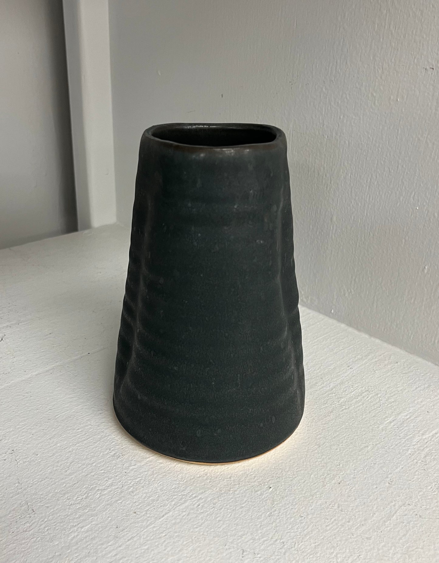 FP Vase in Peppercorn