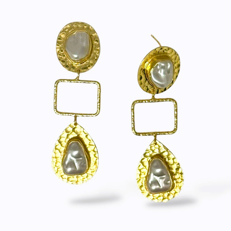 Aria Dangle Earrings: Pearl